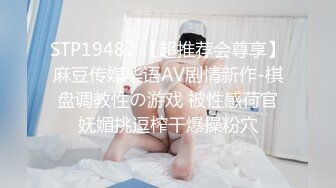  大奶骚妹夜晚驾车和炮友户外车震，摇下车窗掏出奶子呻吟，路边退下衣服深喉交