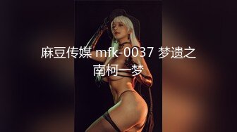    丰乳肥臀小嘤嘤，后入姿势肏得她好爽浪叫，淫穴夹得鸡巴也好紧好紧呀