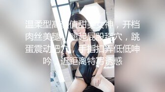 刚结婚的黑丝人妻，客厅足交乳交舔蛋蛋，‘有没有感觉，舒服吗’，少妇女人味好强。好想让她一起舔，真骚！