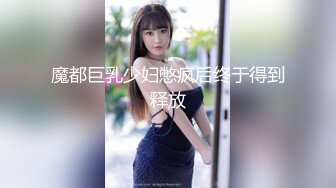 一线天无毛极品粉穴嫩妞和小男友居家啪啪，特写美穴边插嘴，翘起屁股小拇指插逼，按着双腿正入抽插掰穴给你看