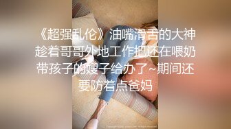 好身材腰细胸大妹子喜欢先自慰再啪啪，振动棒赛比翘起屁股扭动，跪着特写口交舔屌，扶着屁股后入站立抽插猛操