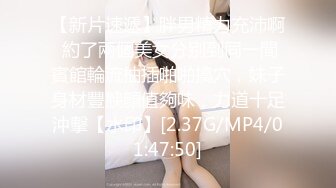 绿奴老婆的女上位G点高潮 绿奴还在后边推着她的屁股上位