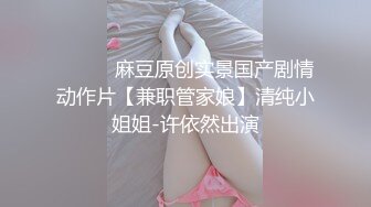 他们同时从她的嘴和后面操她，直到每个人都在她的阴户深处射精。