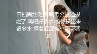 这骚男的周末过的很性福啊让人羡慕嫉妒恨 女友和闺蜜三人坐沙发上不时抠逼揉奶最后啪啪双飞娇吟销魂