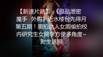 【原档首发】非常性感的金发女郎 Kat Squirt 看着她的汽车引擎盖下，她的牛仔热裤几乎没有盖住她的屁股。