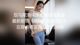 赤身裸体的躺床上拿着小跳蛋玩自己