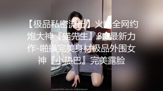 澡堂子偷拍长得很有灵气的小美女非常机灵的看着周围