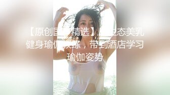 约操别人的老婆~水汪汪的淫穴~被大屌眼镜哥后入腰腹用力撞击骚穴~双洞齐开，大屌填满樱桃嘴~干得骚货嗷嗷叫~眼神迷离！！