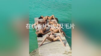 商场女厕直接闯入偷拍眼镜美女尿尿故意让她发现