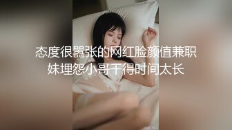 整蛊上厕所的学妹，看到她的阴穴里吊着一根线，正想伸手进去拿掉，就被打手 你干什么呀~~