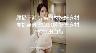 舌吻扣穴穿着衣服舔屌，张开双腿爆插，扶着大屁股后入撞击猛操