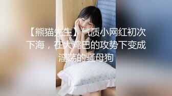 黑丝小妹激情3P，全程露脸被两个小哥床上疯狂蹂躏，性感的小嘴温柔的舔弄大鸡巴，多体位蹂躏抽插，呻吟可射