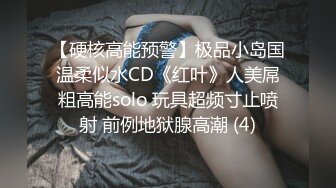 肌肉表哥在我家展示自己健壮的肌肉