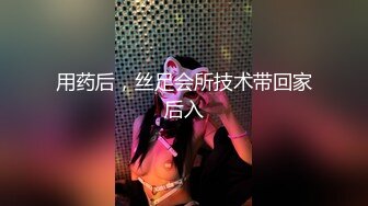 KTV女厕偷拍白裤子少妇喝的有点多尿的有点急