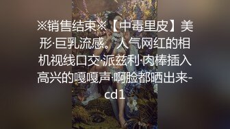 这小妞真骚啊，露脸跟小哥激情啪啪，舔弄大鸡巴让小哥掰开骚穴舔弄流着淫水的骚穴，无套抽插玩奶子呻吟内射