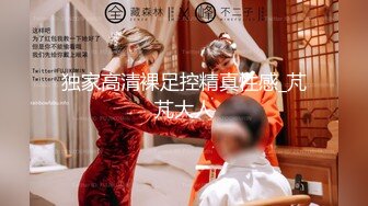 看两个猛男把妻子按住4p