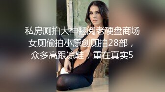  淫妻3P 两根棒棒一起吃 换上单男送的红边黑丝真的更显身材