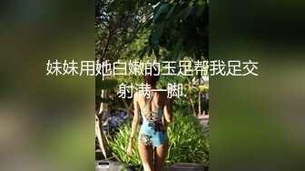   理发店熟女老板娘 小伙一手摸奶 一手摸逼 小伙子没有忍住 一下就爆了