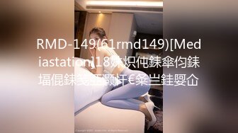 大奶美眉 身材苗条上位骑乘啪啪打桩 被大鸡吧小哥无套输出 大力抽插 奶子哗哗 射了一背 不过瘾