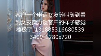 韵味阿姨带着女儿一起上厕所，阿姨还来着姨妈 嘘嘘的尿液流淌着姨妈血