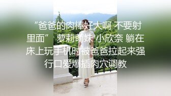 潜入商场女厕一路跟踪偷拍身材娇小的美少妇