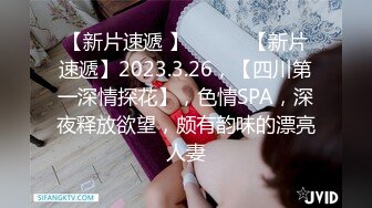 【新片速遞】00后小姐妹在床上一起伺候小哥，口交大鸡巴舔乳头，互相抚慰玩弄骚穴和奶子，让小哥床上床下各种抽插爆草