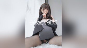 【新片速遞】  微胖丰满的老婆和老公无套啪啪做爱女上位打桩，超多角度舔逼玩穴享受性爱的快乐