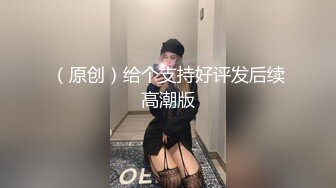 【新片速遞】哥俩大战风骚学妹，颜值可爱迷人风骚无比，让两小哥揉奶玩逼一起抽插，激情上位多种姿势爆草嘴里都要塞鸡巴