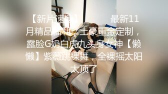 穿上高跟陪狼友发骚，颜值不错的美女模特跟狼友互动撩骚听指挥大秀直播，揉奶玩逼敞开腿掰开骚穴给狼友看