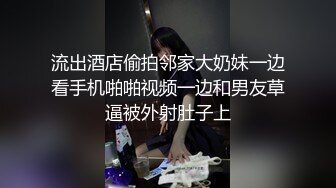 忽悠女顾客做特殊服务，让小哥玩起了双飞，黑丝露脸口交大鸡巴给小哥舔乳头，两个骚逼让小哥干的神魂颠倒