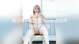 商场女厕刁钻角度偷窥背带裤美女的无毛小嫩鲍