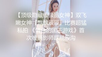 黑丝熟女阿姨偷情 边操边跟闺蜜语音聊天 屁眼塞着肛塞 被无套猛怼稀毛鲍鱼肥 强忍着不叫出来