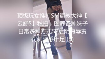 女友大白天在出租车上给口爆 也不知道师傅看没看见刺激啊