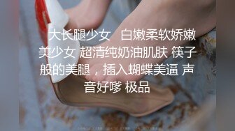 洞中偷窥隔壁漂亮小嫂子听着小曲光屁屁洗衣服