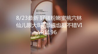 火锅店的服务员溜进厕所偷个懒 先抽支烟再玩会手机 正好我来研究研究你的鲍鱼