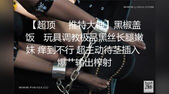 美女如云服装城女厕，全方位脸逼同框偸拍多位美眉方便，迷之操作的小姐姐揪阴毛