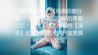 小情侣在网吧包房里面看看电影女友蹲下给口活，不仅颜值高，技术很熟练