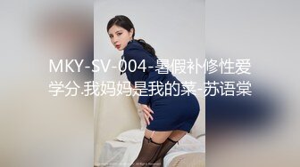  烈焰红唇美女大战头套男极品美腿吊带白丝，猛扣多毛骚穴，美女很享受直浪叫