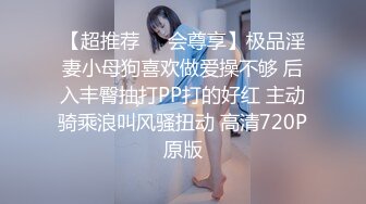 很正点的妹子原来是个奶妈，穿上裙子逼里塞个跳弹出门车上勾引大哥，奶水挤在鸡巴上舔弄让大哥喝奶