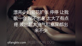 蜜桃臀母狗少妇乖巧听话舔弄大鸡巴，让大哥压在身下无套抽插，激情上位逼推大鸡巴滑进阴道爆草抽插浪叫不