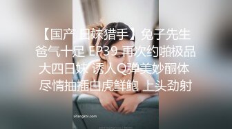 《魔手外购极品厕拍》商业城女厕全景偸拍多位少女少妇熟女方便，后位先拍脸再拍大白屁股，憋尿到极限的良家少妇动作逗死人 (11)