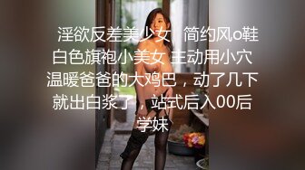 36D顶级美乳小姐姐，这奶子堪称完美，性感吊带内衣，掏出两个打车灯揉捏