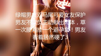 高颜值美丽少妇微微舔着粗黑的大屌被道具玩着骚逼，主动上位无套抽插流出好多白浆，被按着骚逼猛草射肚子上!