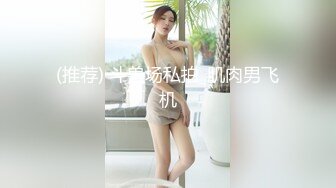 中年夫妻看着电视在客厅沙发大战一番骚妻