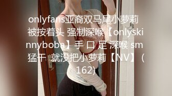   170CM眼镜美妞大战头套男，超细美腿吊带肉丝，毛毛浓密假屌伺候，扶着JB挺入抽送