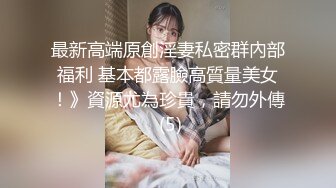 年轻的清纯学妹露脸被渣男玩弄，各种体位爆草抽插，骑在脖子上草嘴，乖巧听话还让小哥射嘴里吞精