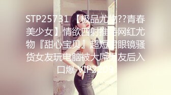  两个车灯大又白丰乳肥臀舞蹈老师，撩起裙子扭动巨臀抖动，炮友埋头一顿舔逼