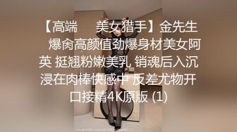 无套啪啪操颜值婊超卖力口活吃屌，大屌把骚穴塞的满满真舒服传教撸射在胸口上