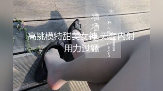 无毛白虎一线天小妹撅着屁股让大哥玩逼，先给逼逼和菊花吸跟烟，道具抽插菊花，扩阴器看骚穴特写道具玩弄