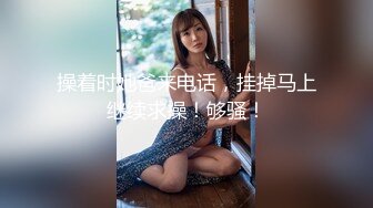 姐姐穿着白衣牛仔裤，坐沙发上揉捏她逼逼羞涩表情